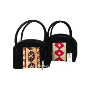 Tas tangan bahan beludru hitam dengan motif tapis tradisional Lampung ukuran sedang