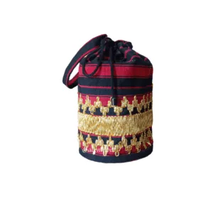 Pouch bulat motif sulaman tapis benang emas dengan variasi serut, elegan dan cocok untuk keperluan pribadi atau hadiah.