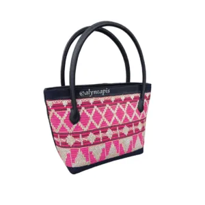 Tas tangan wanita dengan motif sulaman tapis warna merah muda dan benang emas, desain elegan khas Lampung dari Alyn Tapis.