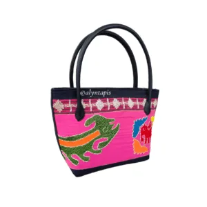 Tas tapis warna pink dengan motif naga, desain elegan, dan ruang dalam luas berpuring rapi.