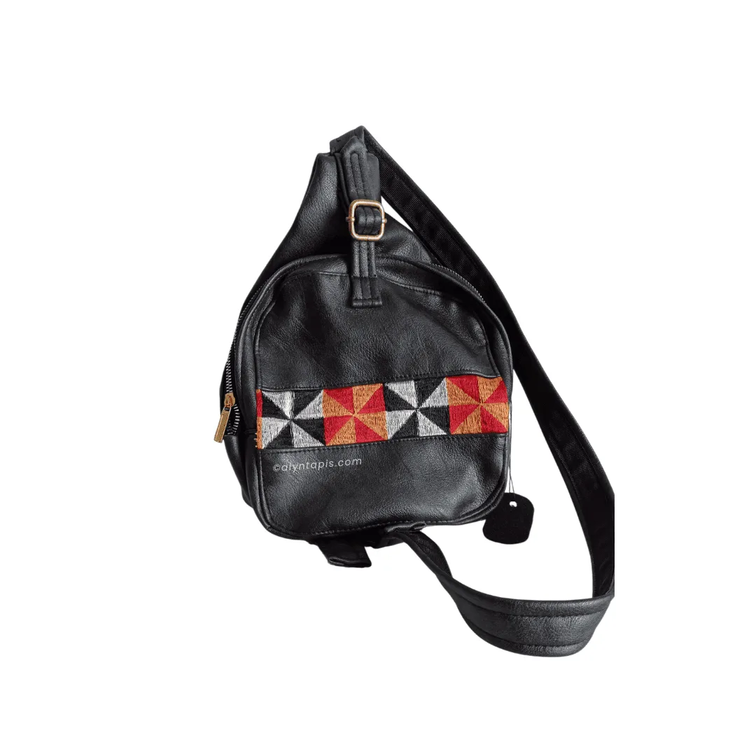 Tas pinggang kulit sintetis hitam dengan motif cilugam khas Lampung, desain elegan dan fungsional.