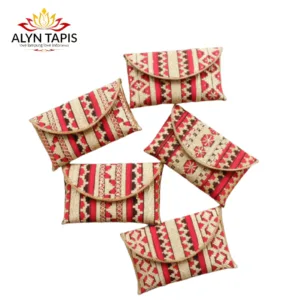 Clutch tapis heritage merah dengan sulaman emas gaya modern