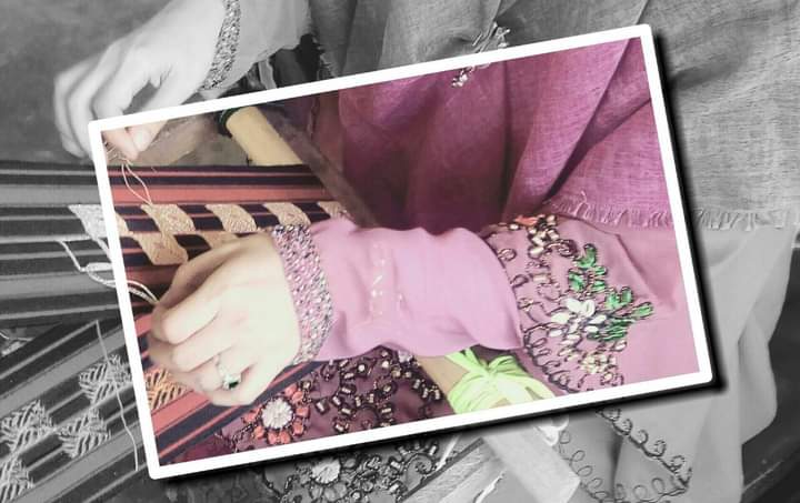 Tangan pengrajin sedang menyulam kain tapis Lampung secara tradisional