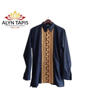 Kemeja pria lengan panjang bahan katun silk dengan sulaman tapis benang emas khas Lampung tampil elegan dan berkelas