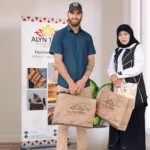 Foto customer internasional selesai belanja produk kain tapis khas Lampung untuk dijadikan hadiah bingkisan eksklusif ke luar negeri.