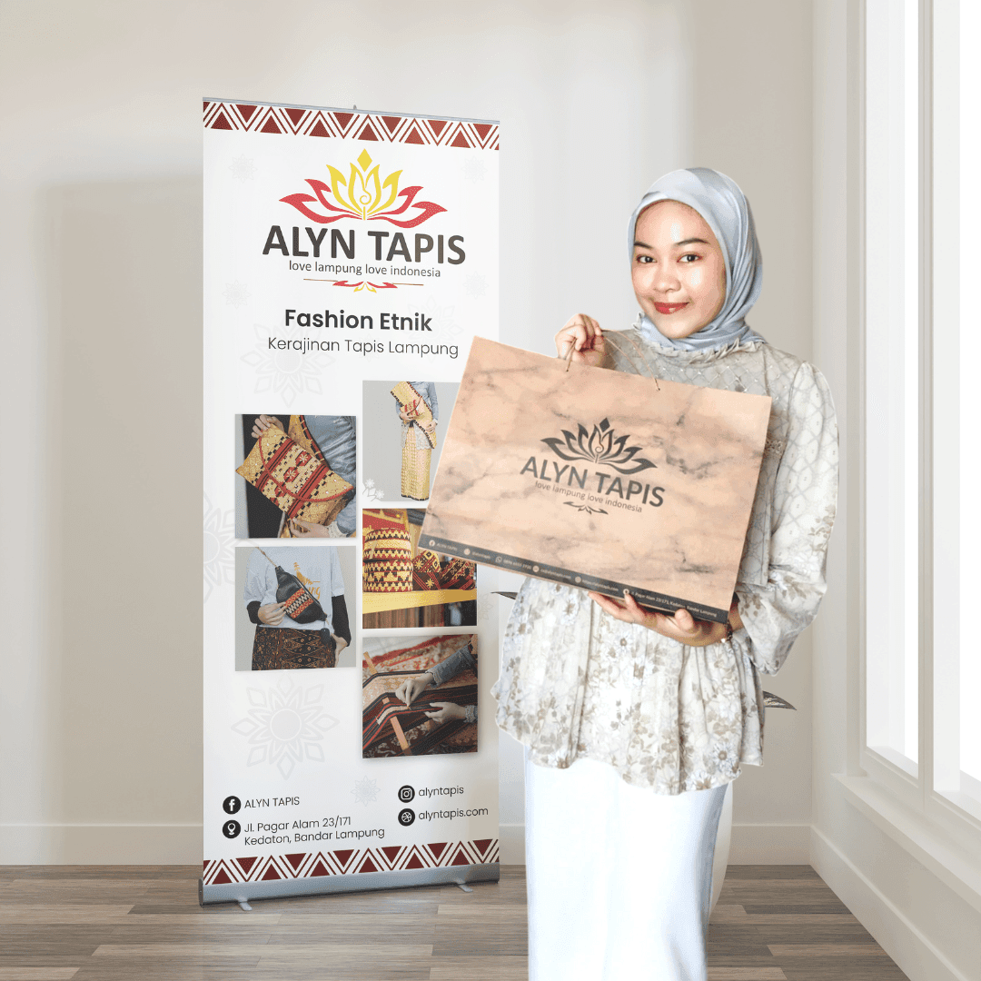 Foto customer yang setelah berbelanja produk khas Lampung di toko Alyn Tapis.