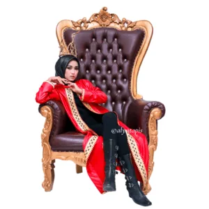 Outer tapis warna merah dengan sulaman benang emas elegan dan detail tangan panjang khas Lampung