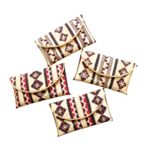 Clutch motif tapis elegan dengan penutup magnet dan tali rantai yang dapat dilepas pasang