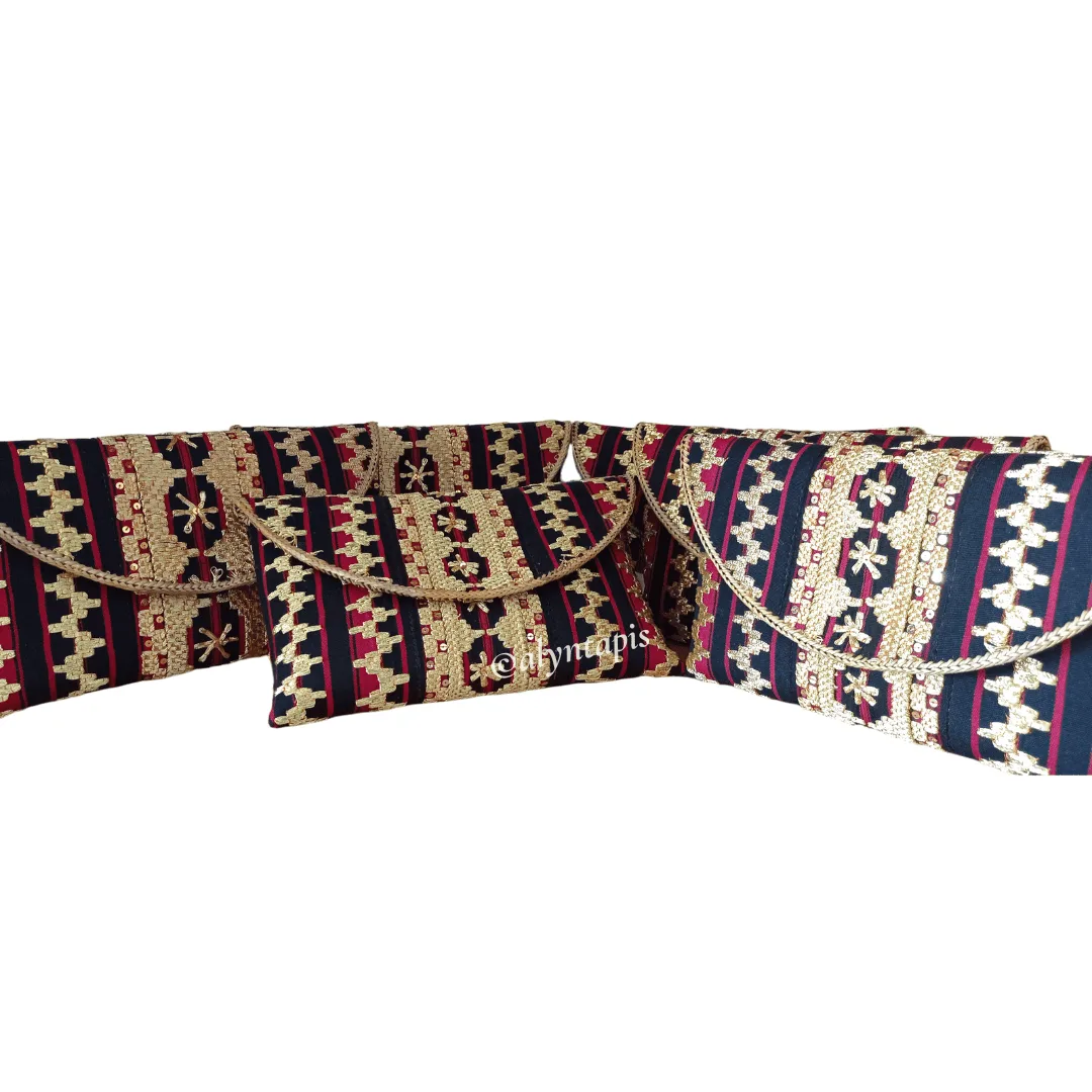 Clutch motif tapis warna hitam, tas pesta elegan dengan penutup magnet dan tali rantai yang dapat dilepas pasang.