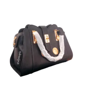 Tas tangan wanita berwarna hitam dengan aksen motif etnik tapis Jungsarat berwarna emas, desain elegan khas Lampung.