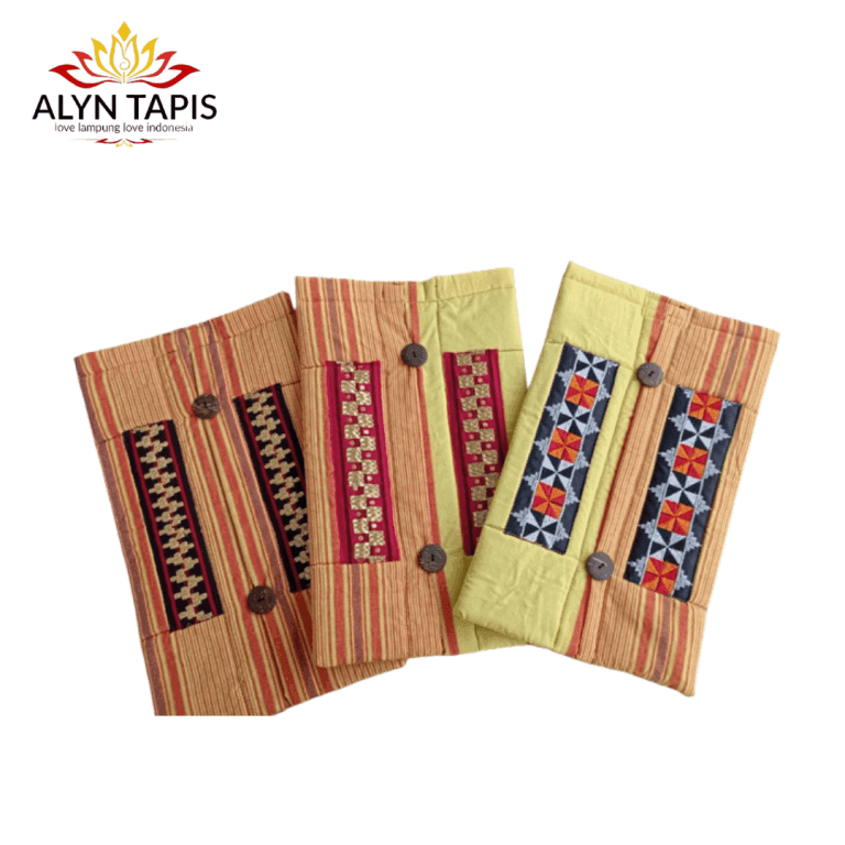 Tempat tisu bahan tenun kuning bersulaman tapis Lampung dengan kancing batok kelapa alami
