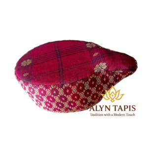 Peci Manuk Meghem berwarna merah maroon dengan motif sungkit , tampak dari bahan tenun halus berpola emas