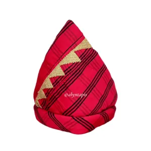 Kiket pria berbahan kain merah dengan sulaman tapis benang emas khas Lampung, model ikat belakang siap pakai elegan.