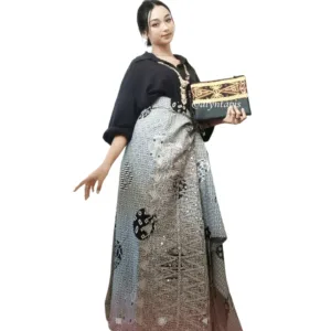 Kain lilit batik monokrom elegan dengan sentuhan sulam tapis silver tangan