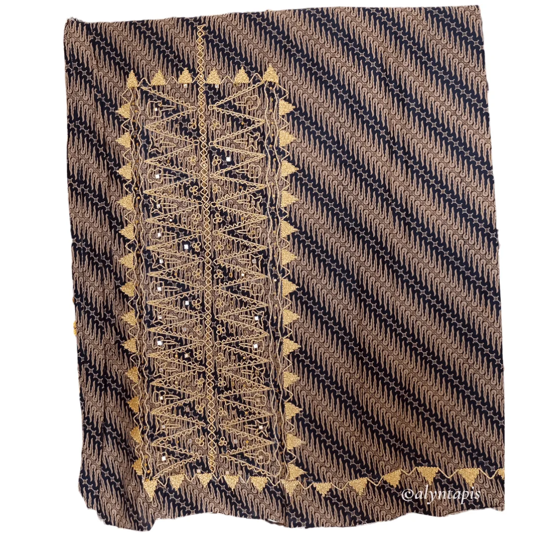 Kain lilit batik cokelat hitam berhiaskan sulaman tapis benang emas berkilau lembut