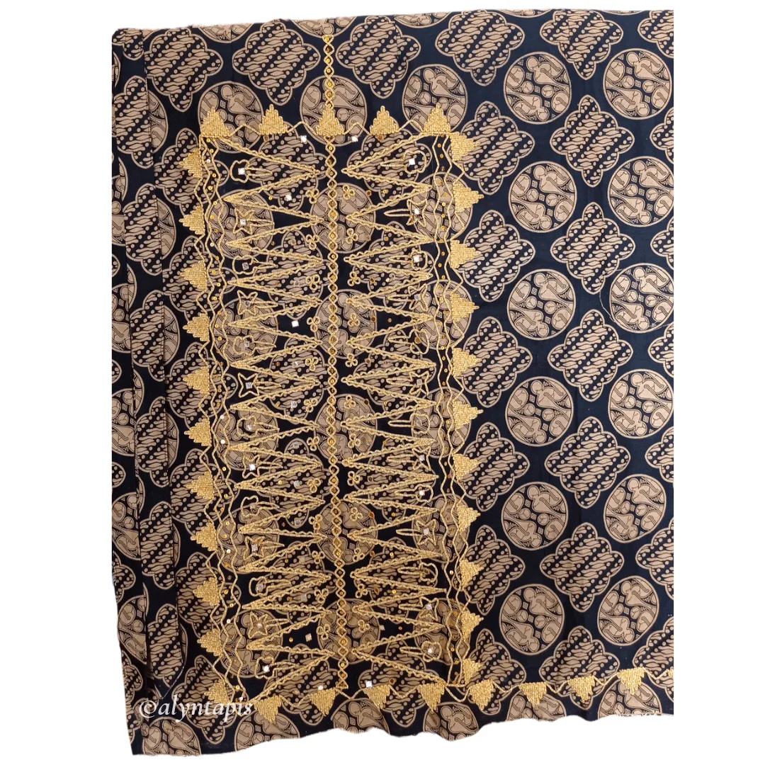 Kain lilit tabik berbahan batik cokelat hitam dengan detail tapis emas berkilau
