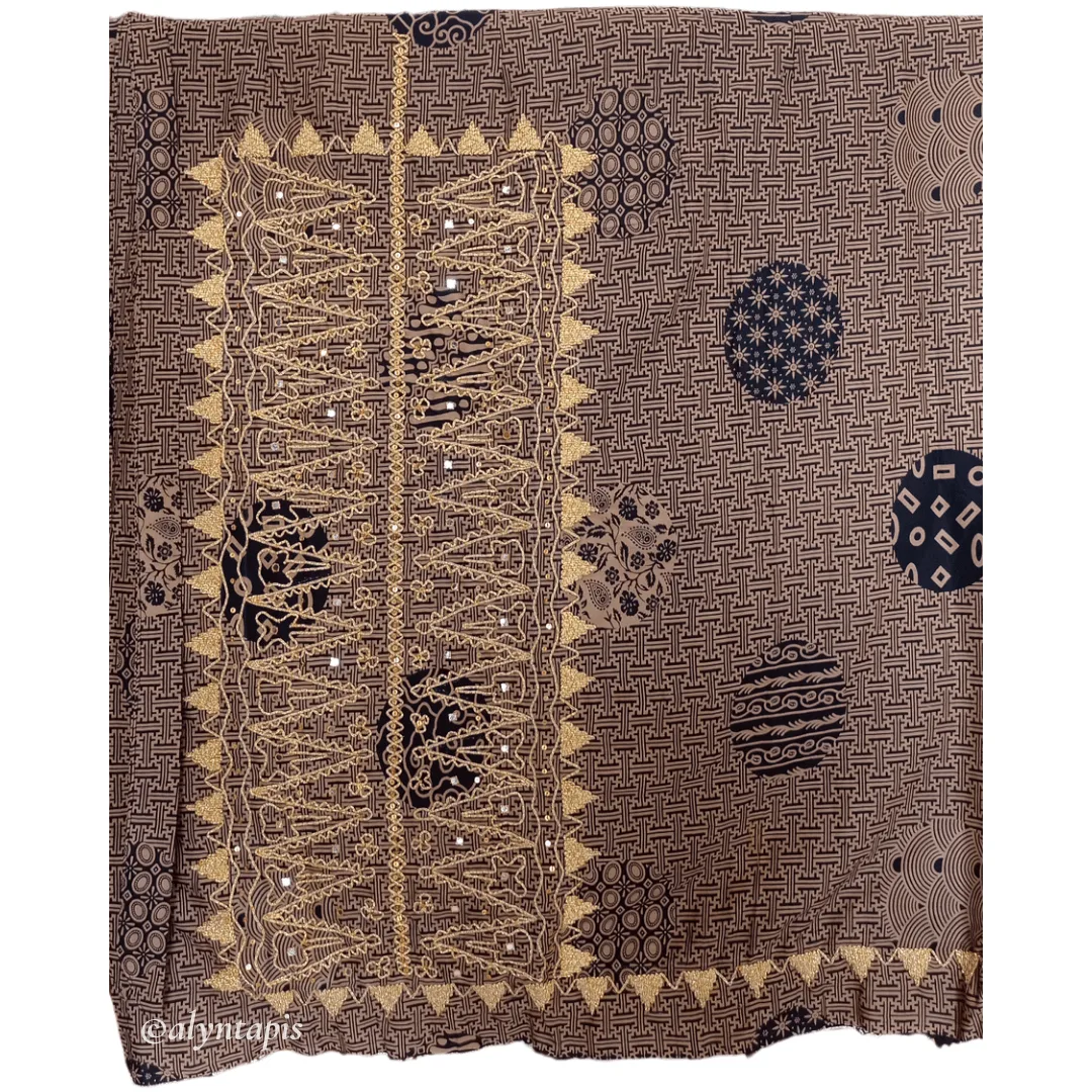 Kain lilit batik warna cokelat hitam dihiasi sulaman tapis benang emas klasik