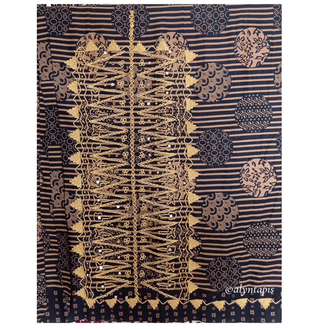 Kain lilit batik cokelat hitam dengan sulaman tapis benang emas elegan