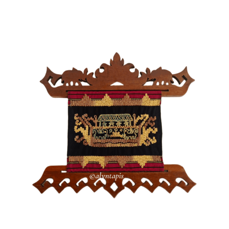 Hiasan dinding kayu dengan sulaman tapis motif kapal khas Lampung, detail benang antik gradasi yang elegan berpadu dalam desain siap pasang.
