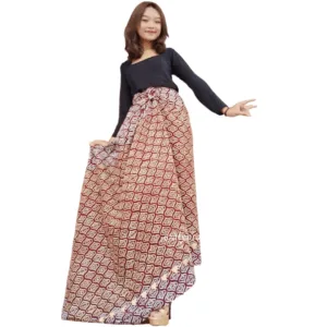 Kain tapis batik burgundy dengan sulaman benang asli hasil handmade khas Lampung, menampilkan pesona tradisi yang elegan.