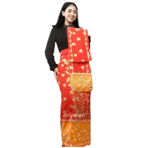 Kain lilit batik warna oranye gradasi dengan sulaman tapis benang emas khas Lampung