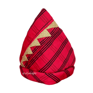 Kiket Lampung warna merah dengan sulaman tapis benang emas, model ikat belakang, elegan dan siap pakai untuk pria.