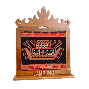 Plakat kayu jati berkualitas tinggi dengan motif sulaman tapis kapal, ukiran siger khas Lampung, dan dapat custom teks nama instansi
