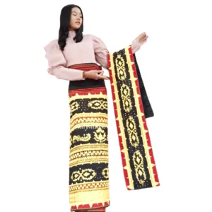 Kain tapis dasar hitam dengan motif sulaman benang emas desain modern