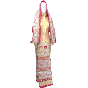 Kain tapis kembang putih berbahan tenun putih tulang dengan sulaman benang emas dan rangkaian kembang merah, cocok dipadukan dengan kebaya
