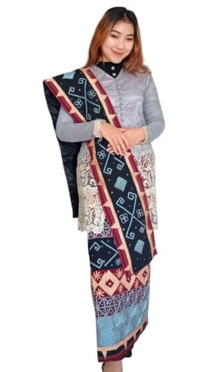 Model mengenakan kain tapis hitam sulaman benang emas Rosegold dan biru dengan kebaya abu-abu modern