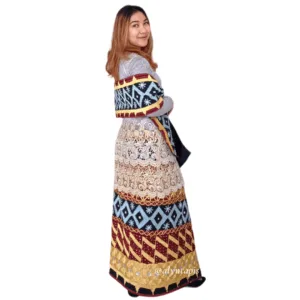 Kain tapis motif geometris dengan sulaman benang emas dan gradasi biru