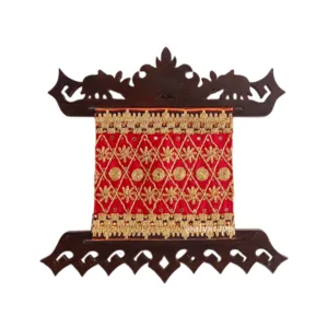Hiasan Dinding Tapis Merah