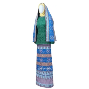 Kain tapis biru dengan motif flora dan sulaman benang gradasi biru