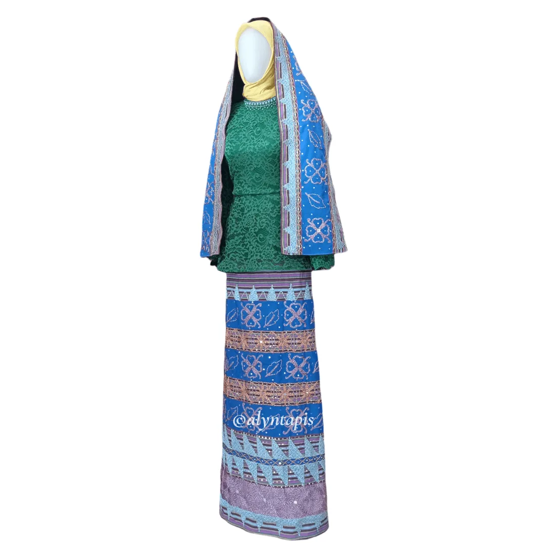 Kain tapis biru dengan motif flora dan sulaman benang gradasi biru