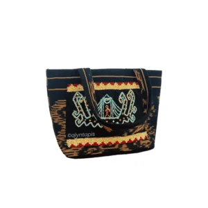 Tas handmade unik berbahan kain tenun dengan sentuhan motif tapis khas, cocok untuk tampilan elegan dan berkelas.