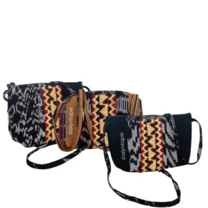 Tas selempang kecil berbahan kain tenun dengan kombinasi motif tapis khas, elegan dan cocok untuk gaya kasual maupun formal.