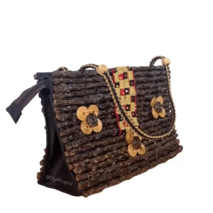 Tas etnik dari tangkai kelapa dengan hiasan motif tapis dan aksesoris bunga, memiliki dua ruang dalam berpuring rapi.