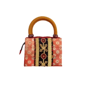 Tas tangan mini dari batok kelapa dengan hiasan motif tapis tradisional, desain unik dan elegan.