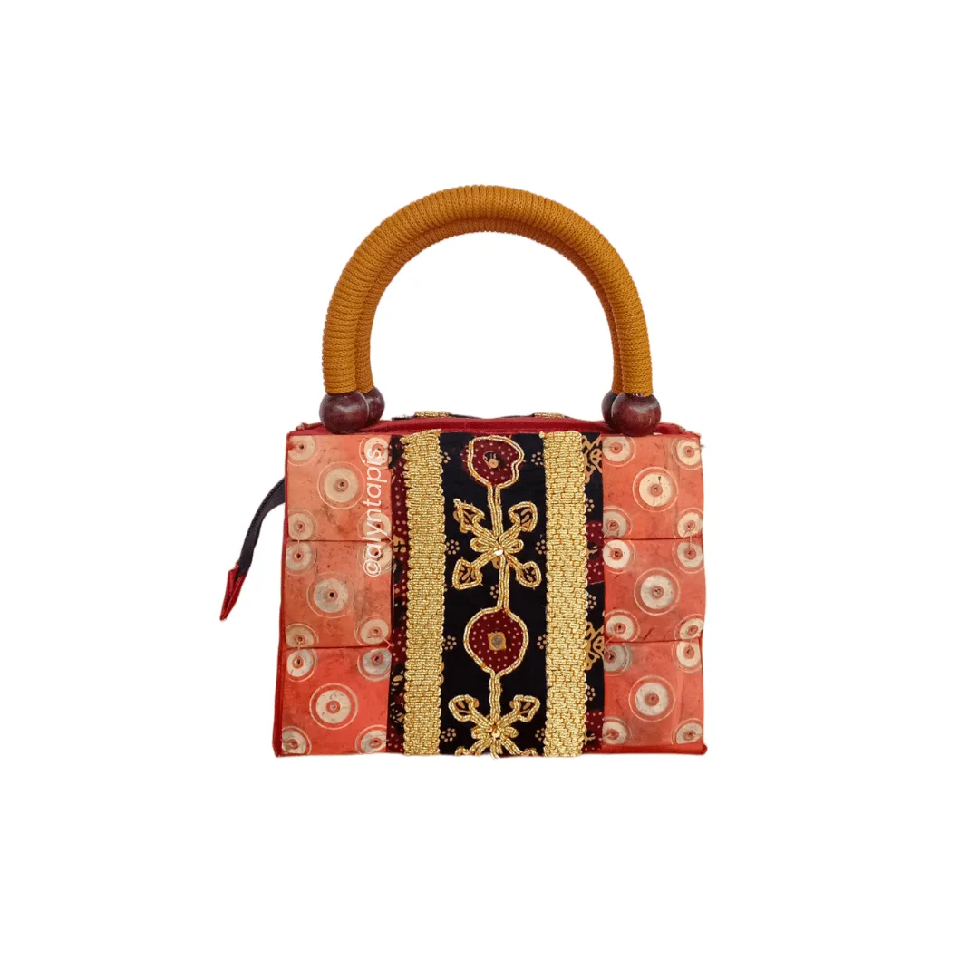 Tas tangan mini dari batok kelapa dengan hiasan motif tapis tradisional, desain unik dan elegan.
