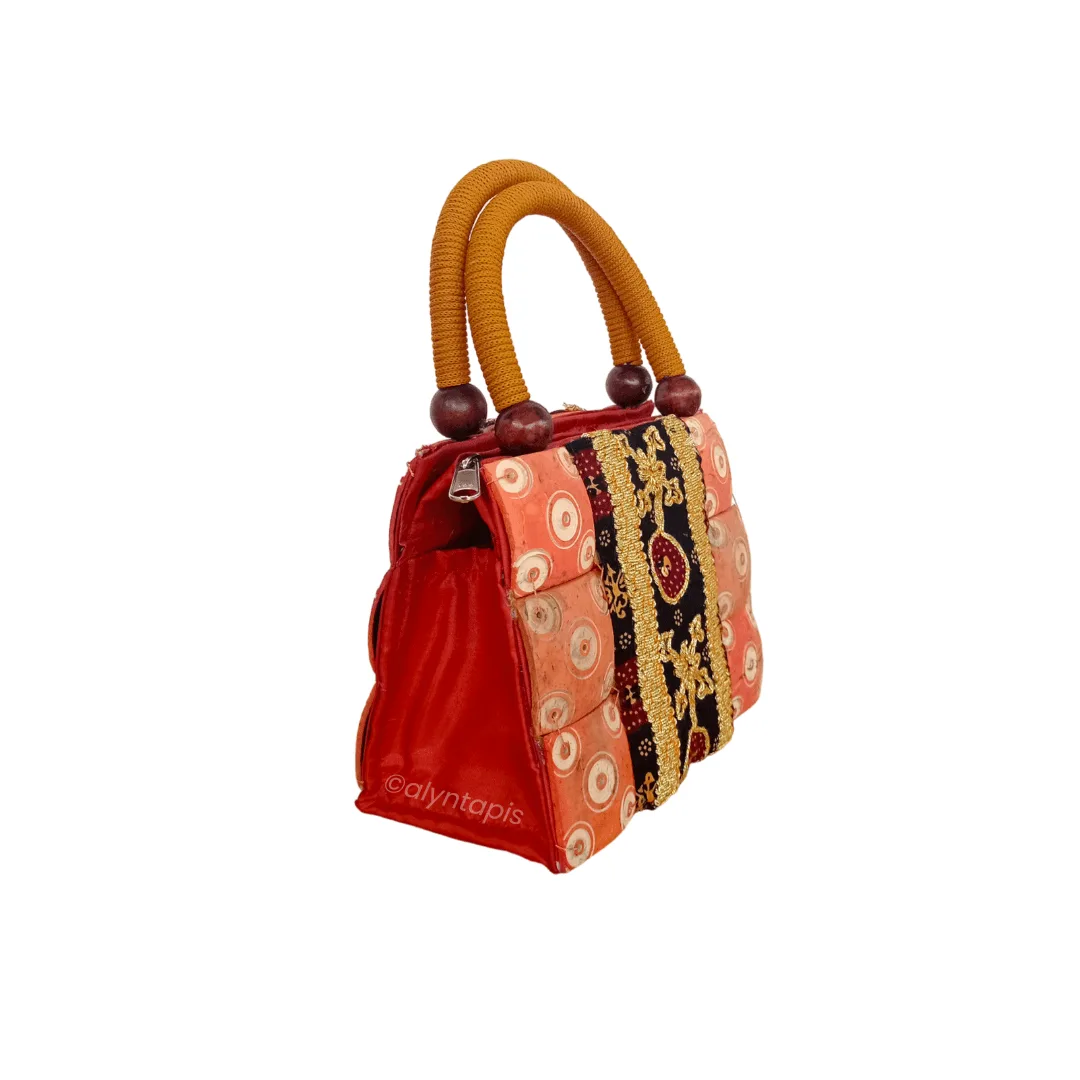 Tas mini handmade dari batok kelapa dengan hiasan motif tapis khas, elegan dan ramah lingkungan.