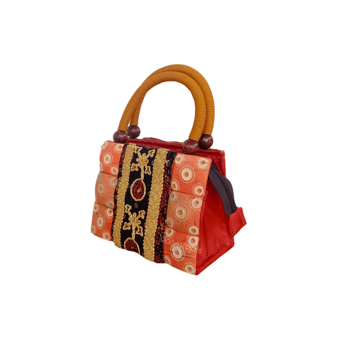 Tas mini handmade dari batok kelapa dengan motif tapis khas, unik & elegan.