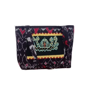 Tas kain tenun kombinasi motif tapis dengan ruang luas dan puring rapi, cocok untuk gaya elegan dan fungsional.