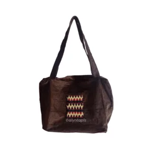 Totebag kain lembut kombinasi motif tapis dengan resleting, desain kotak persegi yang elegan dan fungsional.