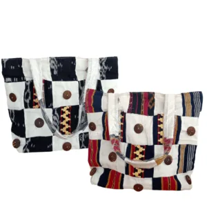 Totebag besar berbahan kain tenun dengan kombinasi motif tapis khas, elegan dan etnik, cocok untuk berbagai aktivitas.