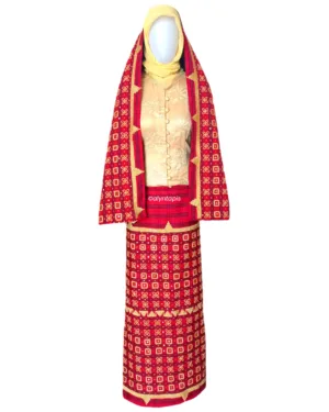 Kain Tapis Lampung warna merah untuk wanita dan pria, dihiasi sulaman benang emas motif kotak-kotak bunga.