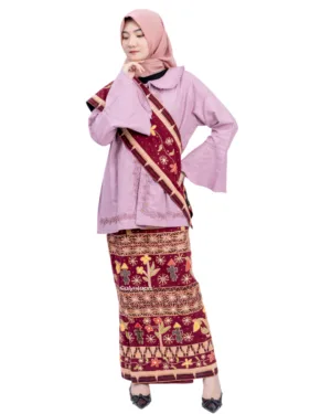 Kain Tapis Pumatang khas Lampung dengan sulaman benang antik perpaduan warna motif di atas kain dasar merah marun gelap