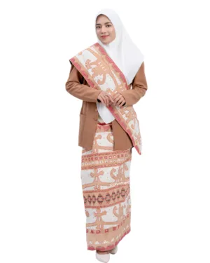 Kain Tapis Rajamedal dengan sulaman benang warna antik di atas kain dasar putih tulang, motif khas Lampung.