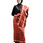 Kain Tapis Lampung warna merah dengan sulaman benang emas motif segitiga bunga, cocok untuk pakaian adat dan souvenir eksklusif.