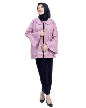 Outer Tapis Mahira – Outer linen pink dengan lengan lonceng dan tali pita, nyaman, adem, dan ringan.
