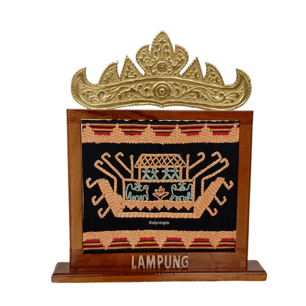 Plakat Tapis eksklusif berbahan Kayu Jati dengan sulaman tapis khas dan hiasan Siger Kuningan, cocok untuk penghargaan atau hadiah istimewa.